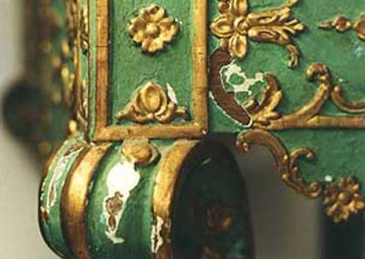 Restaurierung eines grün-goldenen Tisches