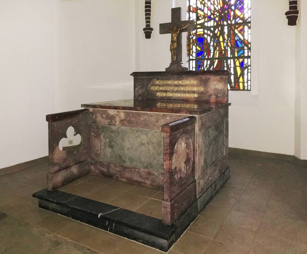 Endzustand nach Reinigung und Neuvergoldung Steinaltar St. Annenkirche Zepernick