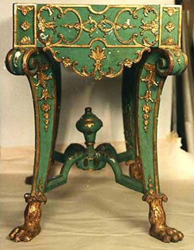 Restaurierung antikes Möbelstück, Vorzustand: Fehlende Ornamentik, Fehlstellen in der Grundierung und Malschicht.
